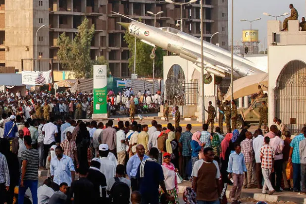 {الحراك} السوداني يهدّد بعصيان مدني شامل