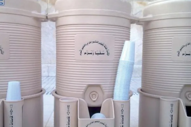 حكاية زمزم... السقاية من أقبية المسجد الحرام إلى المصانع الحديثة