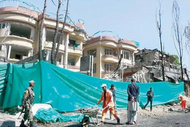 «طالبان» تفتح جبهة جديدة ضد عمال الإغاثة أثناء محادثات السلام