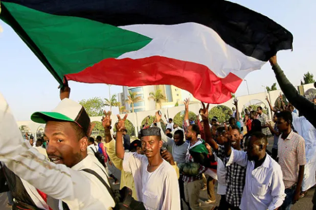 «العسكري» الانتقالي وقوى الشارع... الشراكة الخيار الوحيد