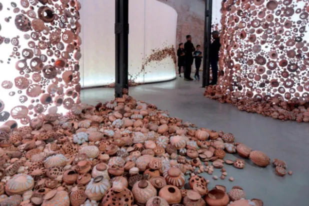 جناح السعودية قدم عملا للفنانة زهرة الغامدي بعنوان «بعد توهم» (أ.ب)