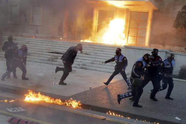 ألبانيا: محتجون يرشقون مقر رئيس الوزراء بالقنابل الحارقة