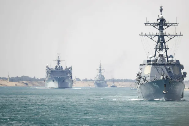 مجموعة حاملة الطائرات أبراهام لينكولن الهجومية تعبر قناة السويس في طريقها إلى الخليج (أ.ب)