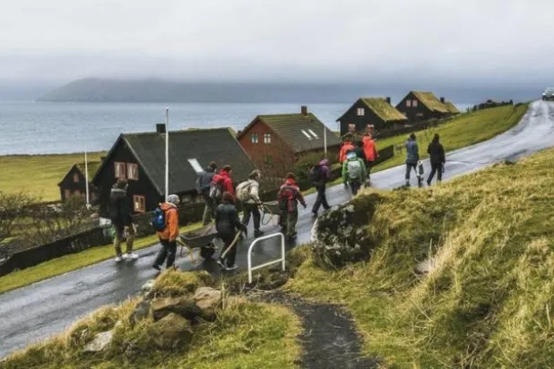مجموعة من المتطوعين يقومون بأعمال الصيانة في جزر فارو (بي بي سي)