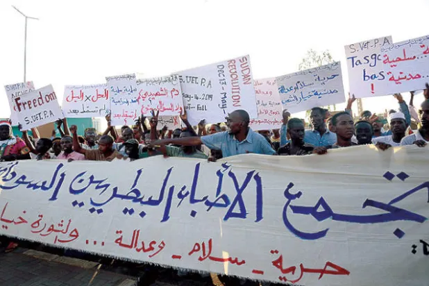 موجات بشرية غاضبة تشل الخرطوم... وتصعيد غير مسبوق ضد العسكر