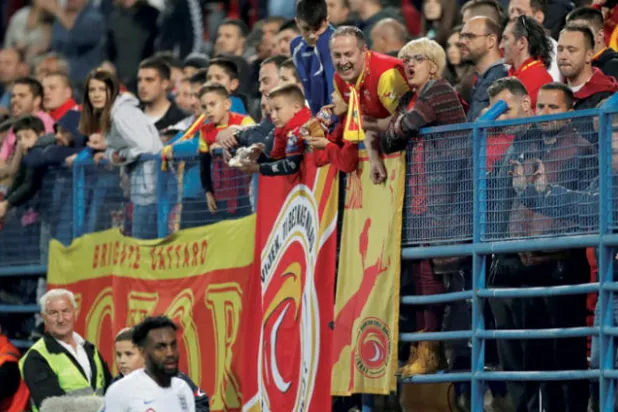 جماهير  مونتينغرو تسب داني روز مدافع إنجلترا خلال مباراة بالتصفيات الأوروبية (رويترز)