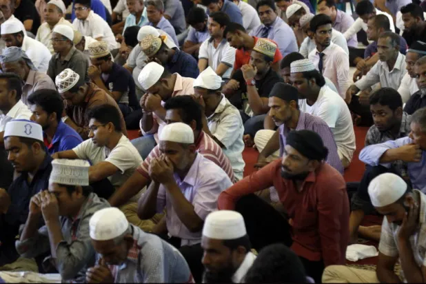 مسلمو سريلانكا يؤدّون الصلاة بحماية الجيش