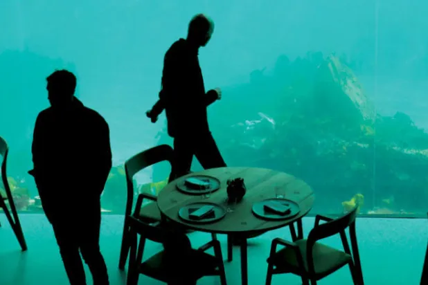مطعم نرويجي يجب أن تهبط إليه تحت الماء لتناول الطعام