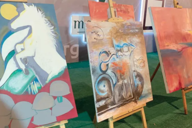 معرض «مسك للفنون» يحاكي ساحة «مونمارتر» الباريسية بتنوع مدارسه الفنية