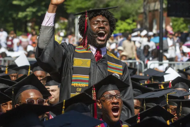 سعادة كبيرة غمرت خريجي الجامعة بعد إعلان الملياردير روبرت سميث التكفل بسداد ديونهم (أ.ب)