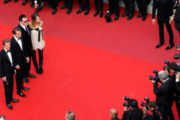 المخرج الأميركي كونتِن تارانتينو مع أبطال فيلمه «حدث ذات مرة في هوليوود» براد بيت وليوناردو ديكابريو ومارغوت روبي  (إ.ب.أ)