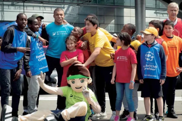 لعب فينغر هذا الأسبوع أمام مبابي في مباراة ودية خُصصت عائداتها للأطفال المرضى في باريس