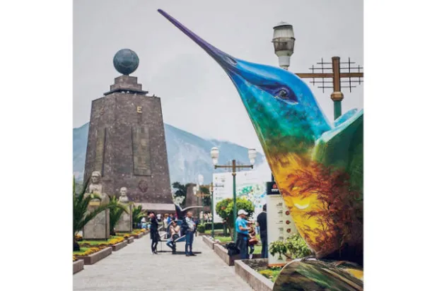 مجسم منتصف العالم» تعلوه منحوتة للكرة الأرضية تزن 5 أطنان لتشير إلى المكان الذي يسلط عليه انتباه العالم  