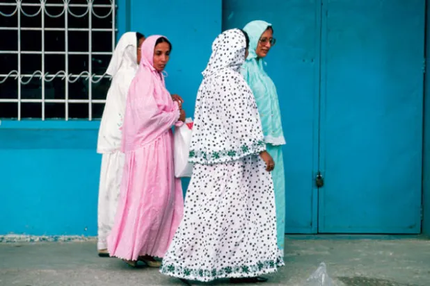 عرب الساحل أو السواحليون يتوزعون على سواحل تنزانيا وكينيا (غيتي)