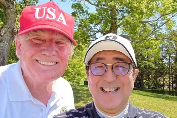 Japonya Başbakanı Abe ve ABD Başkanı Trump golf sahasında selfie çekti (AFP)