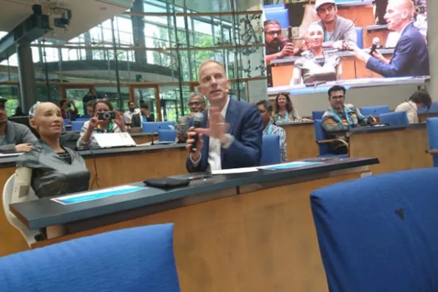 السعودية «صوفيا» تخاطب العالم من بون بلغة العصر