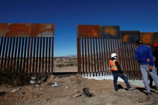 مناصرون لترمب يباشرون بناء جدار خاص عند الحدود مع المكسيك