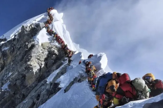«المشي على الجثث» في الطريق إلى قمة إيفرست