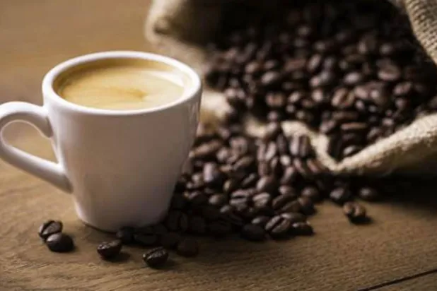 مدمنو الكافيين أفضل في كشف رائحة القهوة