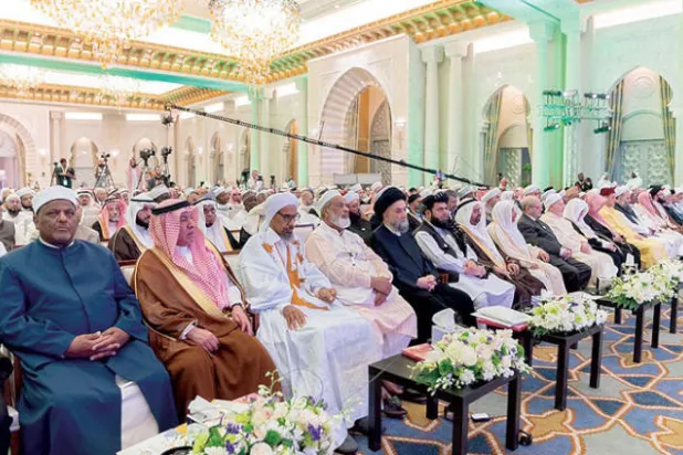 خادم الحرمين يتسلم «وثيقة مكة المكرمة»... ويؤكد: أملنا الكبير في تماسك الأمة الإسلامية