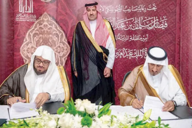 أمير المدينة المنورة يدشن مشروع توثيق تاريخ المصحف الشريف