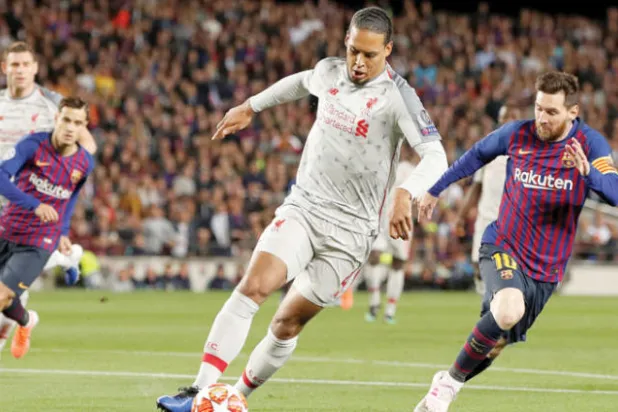 فان دايك نجح في الحد من خطورة ميسي في لقاء الإياب ليقود ليفربول إلى نهائي الأبطال (رويترز)