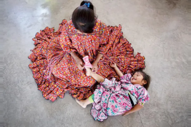 تحافظ نساء قبيلة «راراموري» على تقليد الحياكة اليدوية للملابس المزدانة بالألوان الزاهية (نيويورك تايمز)