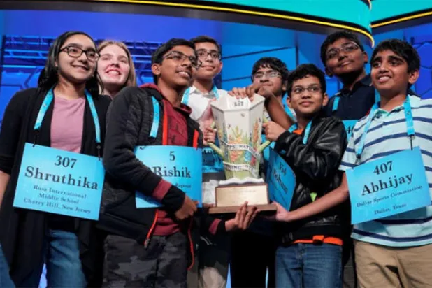 8 متفوقين على القواميس يتقاسمون بعد تعادلهم جائزة أميركية في تهجئة الكلمات