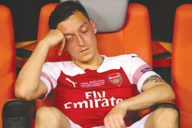 التفاهم «معدوم» بين أوزيل وإيمري... وإدارة آرسنال صامتة