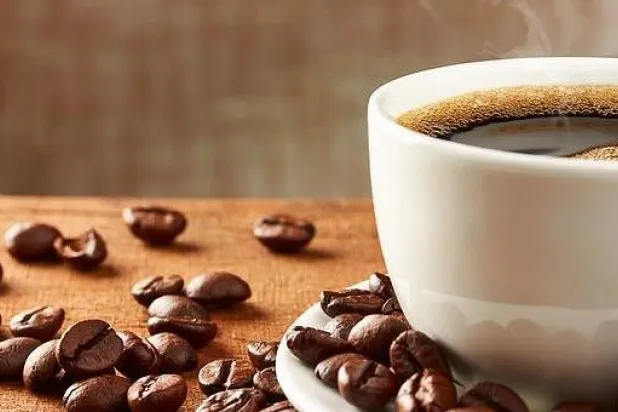 دراسة تُطمئن عشاق القهوة: تناول 25 فنجاناً يومياً لا يضر القلب