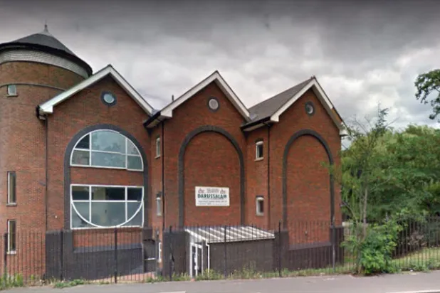 اعتقال رجل حاول مهاجمة مصلين بمطرقة في مسجد بلندن