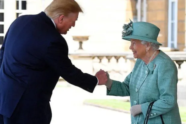 Trump ve Buckingham Sarayı önündeki Kraliyet Muhafızları (AFP)