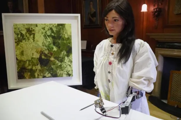 الروبوت الفنانة أيدا تستعد لافتتاح معرضها الأول