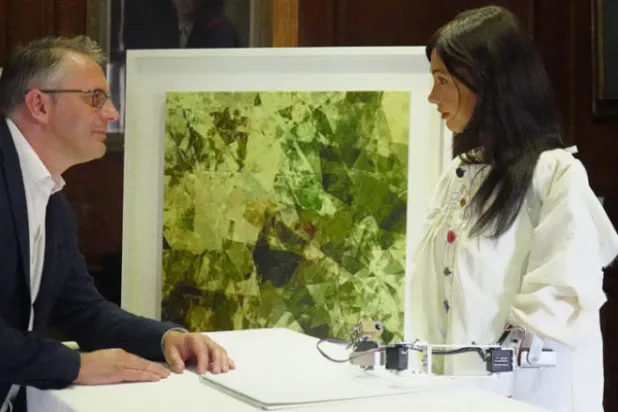 الفنانة الروبوت «أي دا» ترسم مخترعها إيدن ميلر