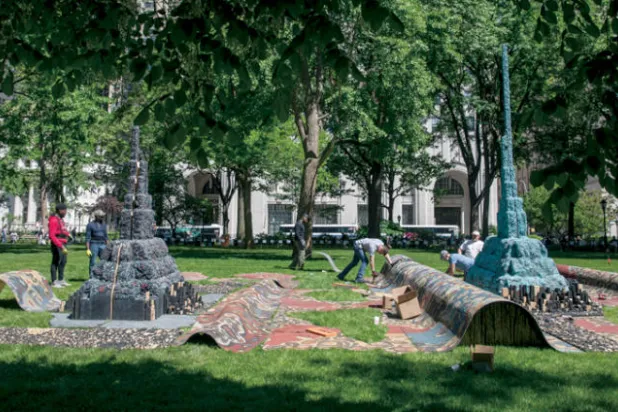تمتد اللوحة على مساحة  أكثر من 100 × 30 قدماً عبر الحديقة البيضاوية (نيويورك تايمز)