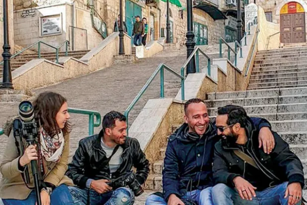 تيمور الموج مع فريق العمل في بيت لحم