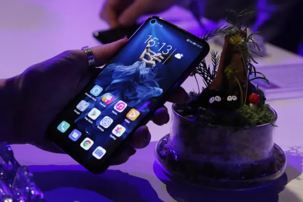 ضربة قاسية... «فيسبوك» تحرم هواتف «هواوي» من تطبيقاتها