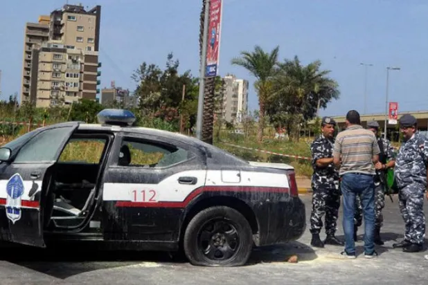 Lübnan polisi, pazartesi günü Trablusşam şehrinde iç güvenlik güçlerine yapılan saldırı sonrasında olay yerinde (Reuters)