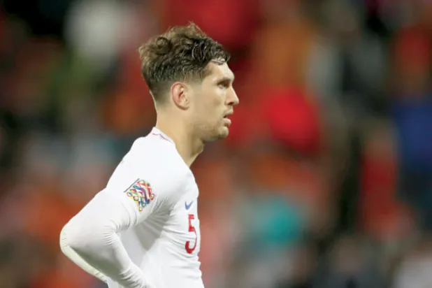 ستونز مدافع إنجلترا تسبب في الخطأ الذي أسقط إنجلترا أمام هولندا (رويترز)