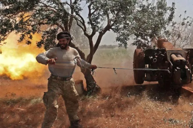 Hama’nın kuzeyindeki Suriye Ulusal Kurtuluş Cephesi (UKC) savaşçısı (AFP)