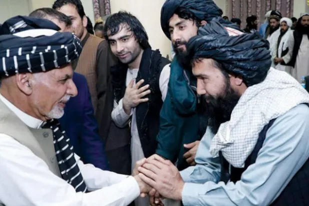 القوات الأفغانية تحرر عشرات المدنيين والعسكريين من معتقلات طالبان السرية