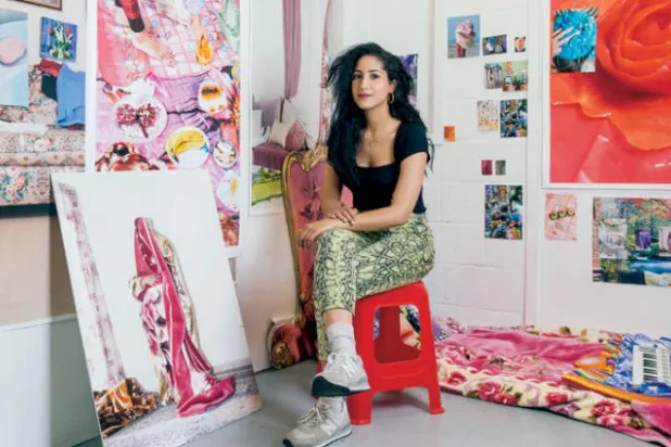 فرح القاسمي تعبر الحدود غير المرئية في التصوير