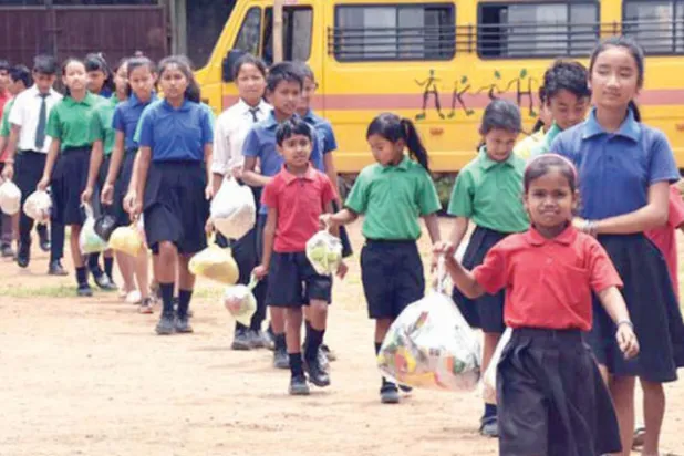 المواد البلاستيكية بدلاً من سداد الرسوم شرط للدراسة المجانية في مدرسة هندية