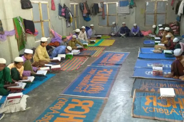 أطفال الروهينغا  اللاجئون يتعلمون القرآن في مدرسة بمخيم للاجئين في أوخيا (أ.ف.ب)