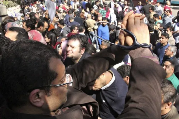 أطباء متقاعدون يعودون إلى العمل لسد النقص في المستشفيات المصرية 