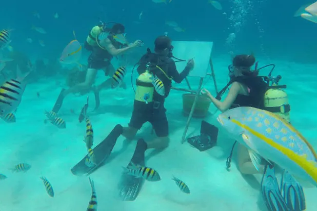  الكوبي ساندور غونزاليس وهو يرسم تحت الماء (رويترز)