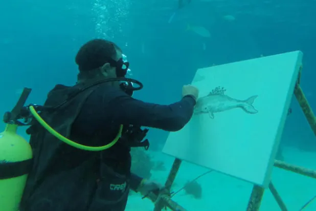 فنان كوبي يرسم لوحات تحت سطح البحر