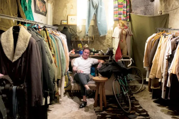 محل متخصص في بيع الملابس العسكرية القديمة في فلورنسا  (نيويورك تايمز)