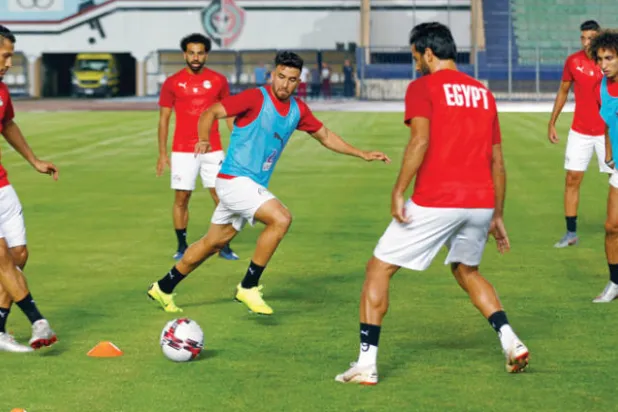 لاعبو منتخب مصر خلال التدريب الأخير استعداداً لمباراة الافتتاح (رويترز)