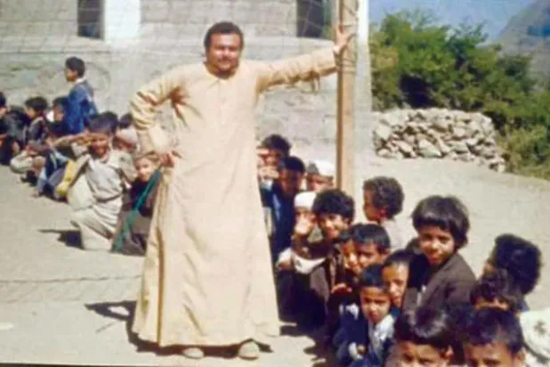 الكومي وسط تلاميذه باليمن في نهاية ثمانينات القرن الماضي
